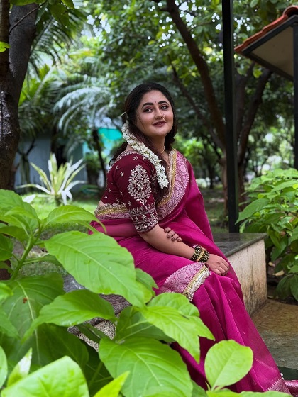 उन्होंने हाल ही में पिंक साड़ी और बालों में गजरा लगाकर ट्रेडिशनल लुक में फोटोज शेयर कीं।