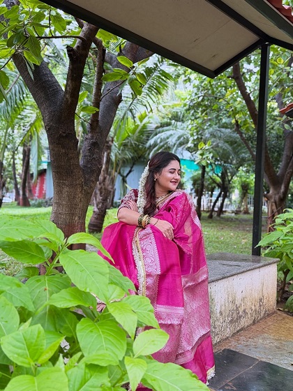 रश्मि इस लुक में बेहद खूबसूरत और ग्रेसफुल दिखीं।