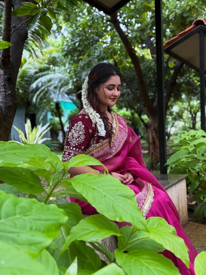 रश्मि का ये लुक हर किसी को बहुत पसंद आया। उनकी सादगी और अंदाज़ ने लोगों का दिल छू लिया।