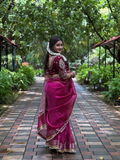 ये ट्रेडिशनल अवतार उनके फैंस के लिए किसी ट्रीट से कम नहीं था।