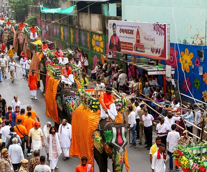 भक्तों की भीड़ देखकर ऐसा लगता है जैसे पूरे नगर में भक्तिमय वातावरण छा गया हो।
