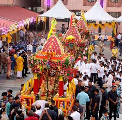 लोग अपने-अपने घरों से मंदिर तक चलकर रथ की पूजा और दर्शन कर रहे हैं।