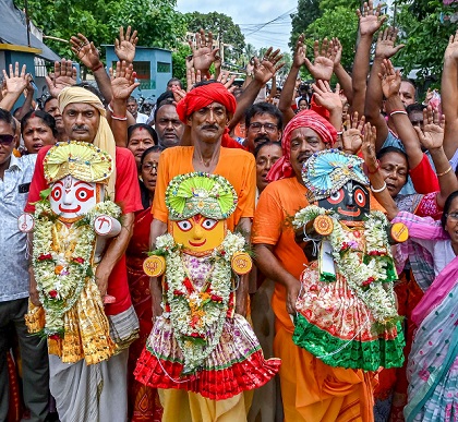 इसमें भगवान जगन्नाथ, बलभद्र और सुभद्रा के रथ घुमाए जाते हैं।