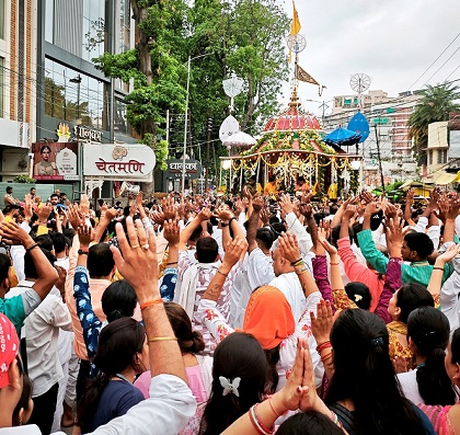 यह धार्मिक उत्सव आस्था और प्रेम का प्रतीक है जो सभी को एक साथ जोड़ता है।