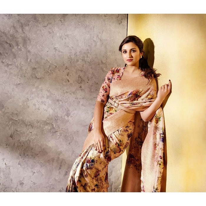 फ्लोरल प्रिंट साड़ी में लूटी महफिल