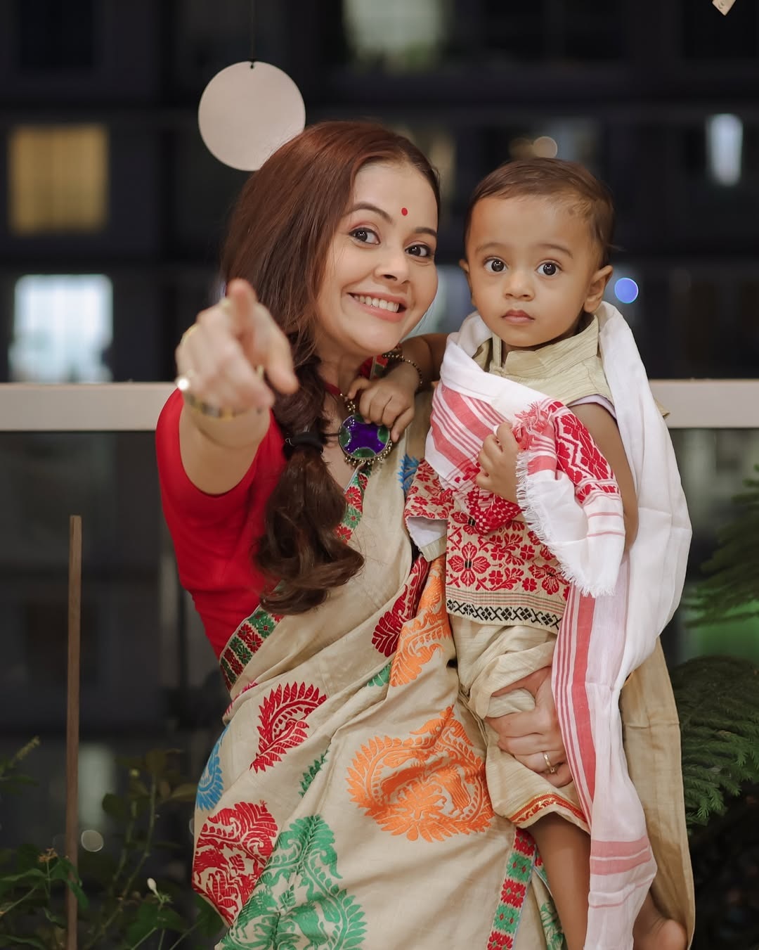 त्योहार की खुशी में डूबीं देवोलीना, बेटे संग मनाया Bohag Bihu