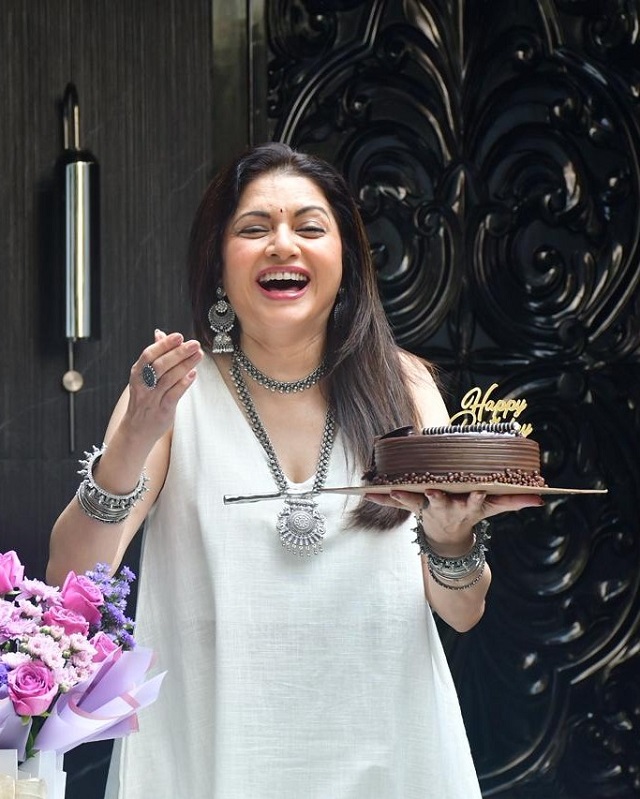 भाग्यश्री ने 57वें बर्थडे पर मीडिया संग काटा केक