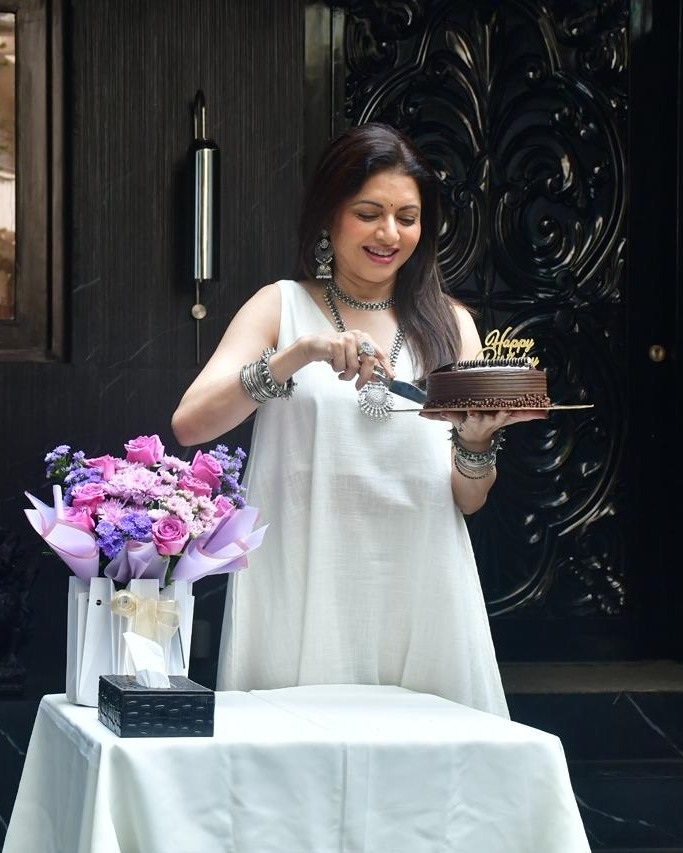 57 साल की हुईं भाग्यश्री, मुस्कान से जीता दिल