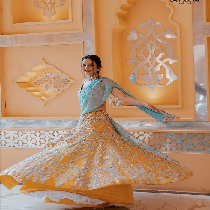 लहंगे के साथ आप अपने लुक में चार-चांद लगा सकती हैं।