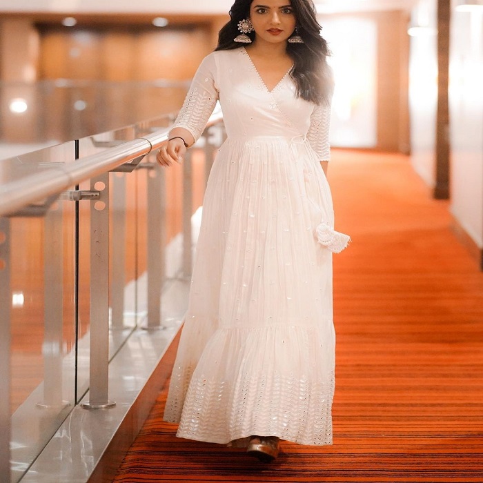 अगर आप चाहें तो एक्ट्रेस का व्हाइट फ्रॉक सूट पहन सकती हैं।