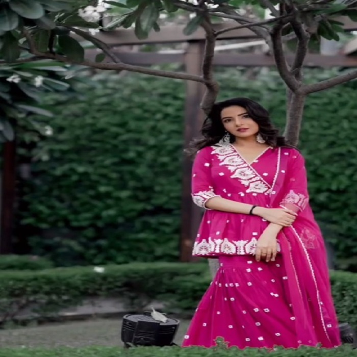 पिंक शरारा सूट भी रहेगा परफेक्ट