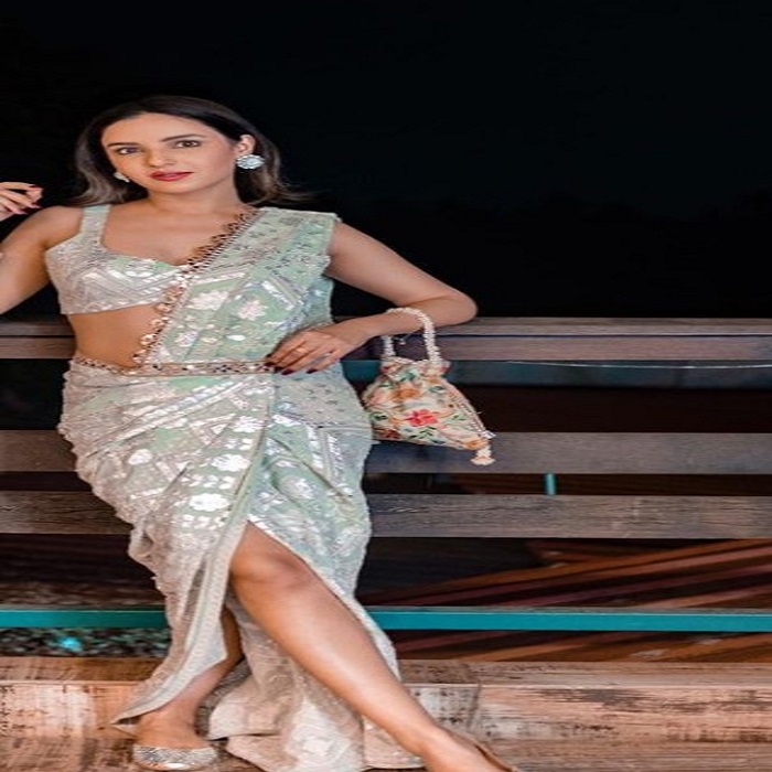 धोती ड्रेस आप ट्राई कर सकती हैं।