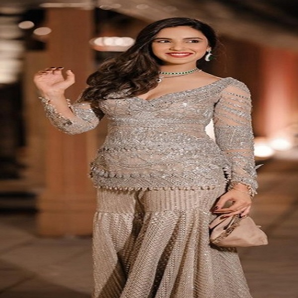 सिल्वर गरारा सूट आप कैरी कर सकती हैं।