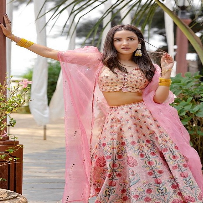 लाइट वेट लहंगा आप कैरी कर सकती हैं।