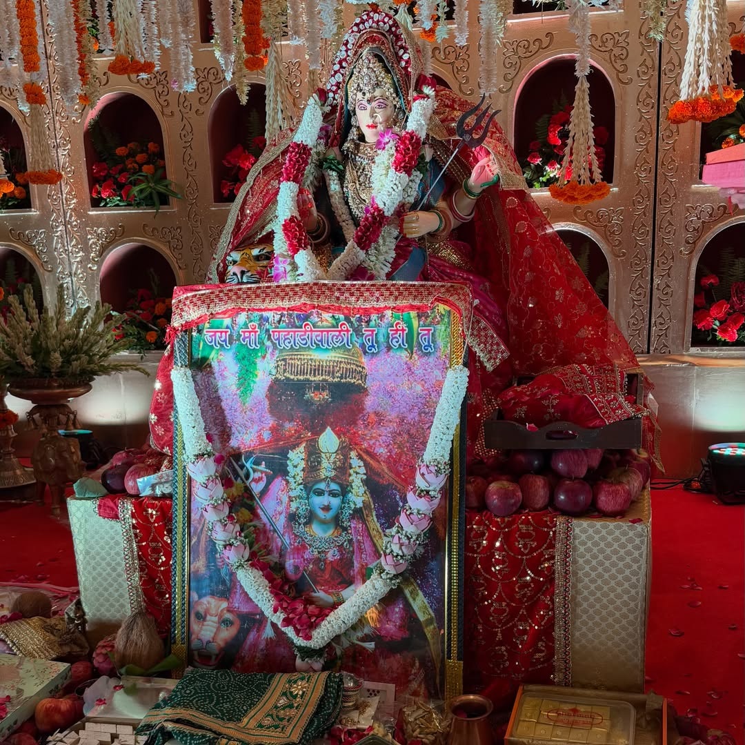इस जोड़े ने माता चौकी से  प्री-वेडिंग सेलिब्रेशन की शुरुआत की।