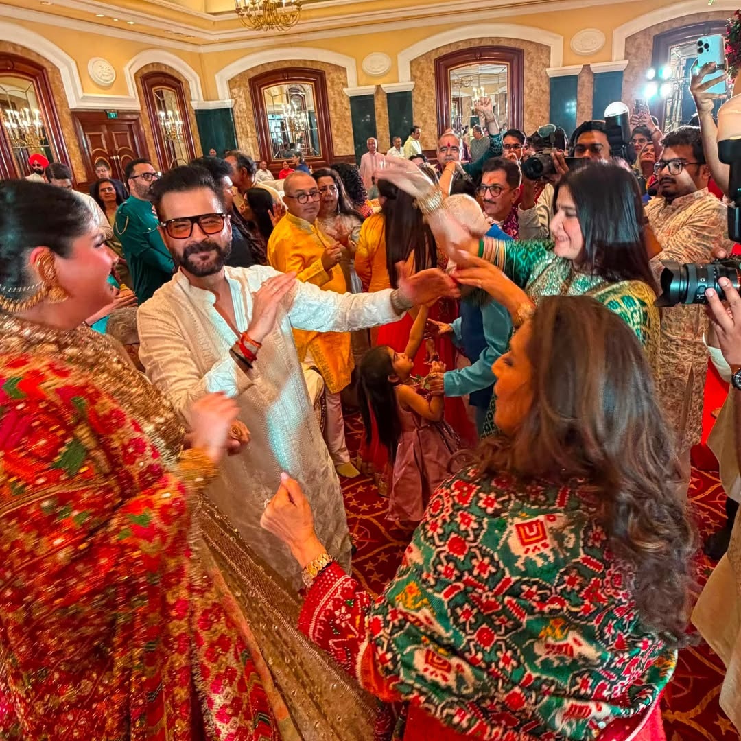 अंशुला बेज और गोल्ड रंग के एम्ब्रॉयडरी वाले लहंगे और रंग-बिरंगे फुलकारी दुपट्टे में बेहद खूबसूरत लग रही थीं।
