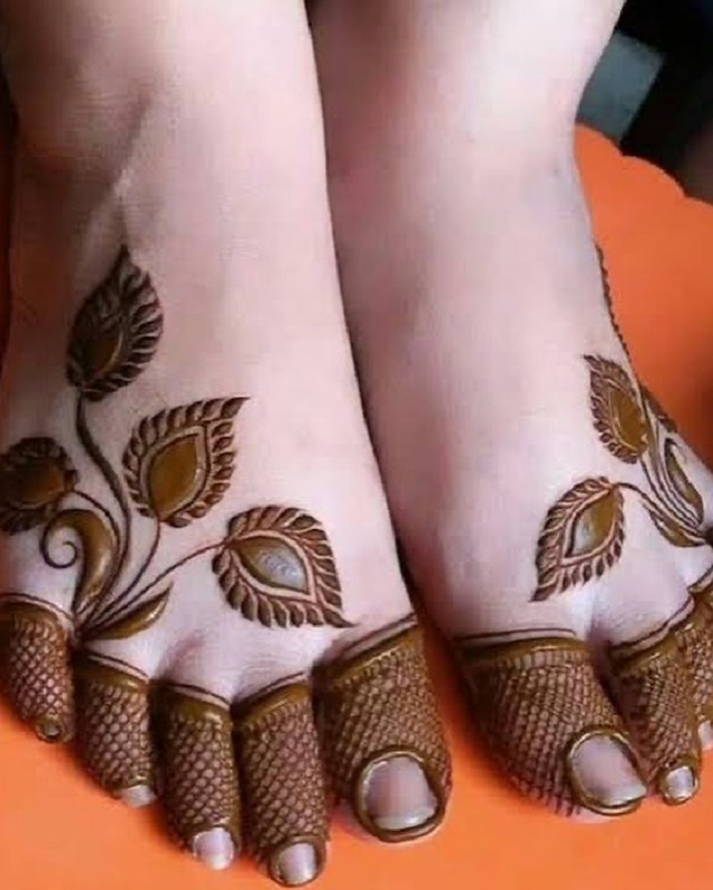 पति के नाम की मेहंदी सिर्फ हथेलियों में नहीं, पैरों पर भी सजाओ