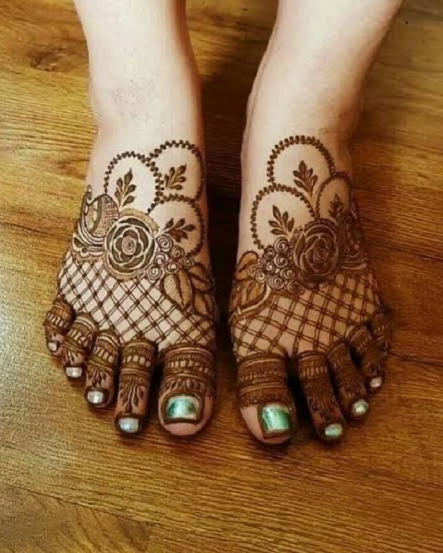 जब सजे पैरों पर मेहंदी, तो बढ़े लुक की शान