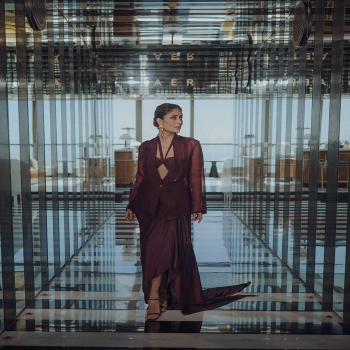 पर्पल ड्रेस में लगी गॉर्जियस