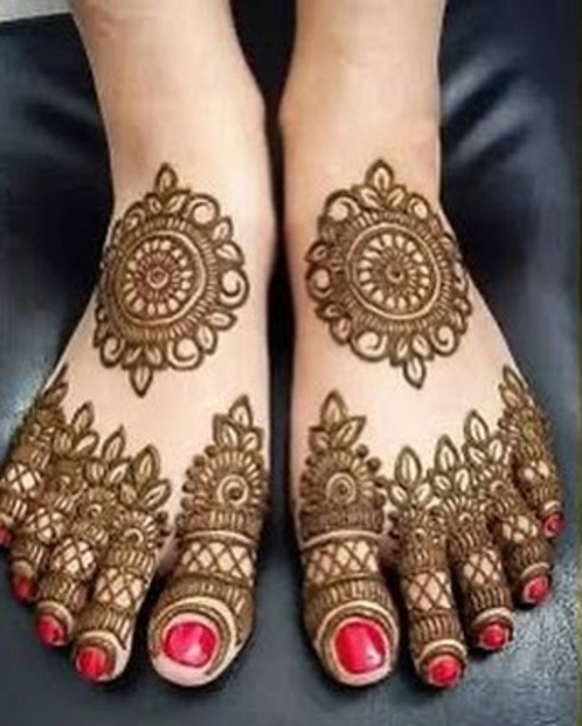 पैरों की मेहंदी से पूरा करें करवा चौथ का सिंगार