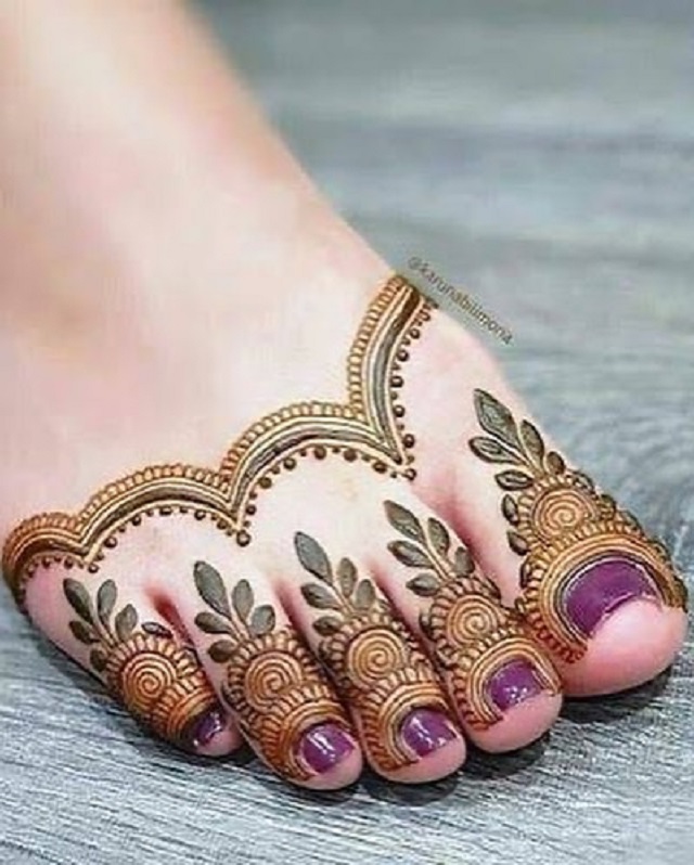 इस करवा चौथ, हाथों के साथ पैरों की मेहंदी में भी दिखे प्यार की झलक