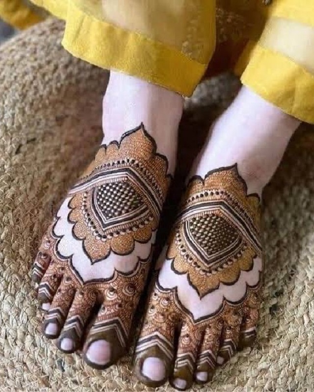 दुल्हन जैसे पैरों की मेहंदी से बनाएं दिन को खास