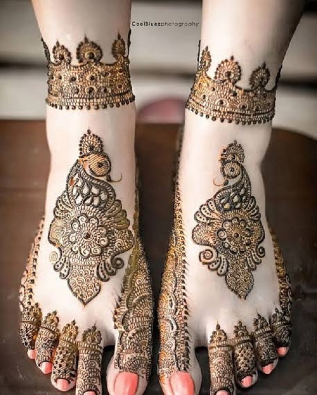 मोर, बेल और फूलों वाले डिज़ाइन से सजाएं पैर