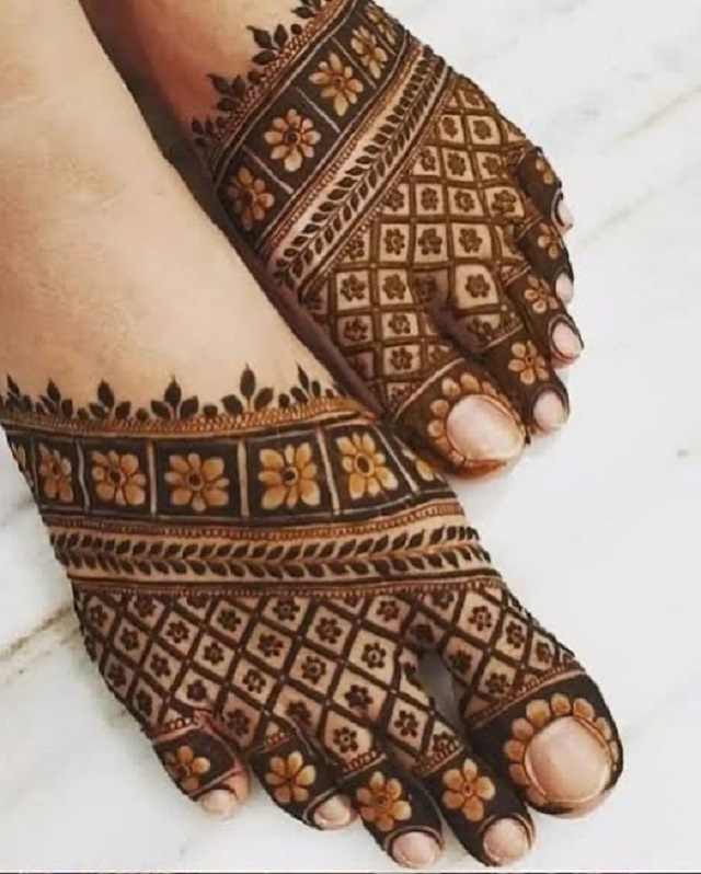 पैरों की मेहंदी से सजाएं सुहाग की निशानी