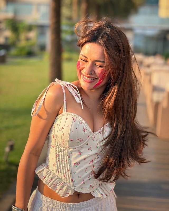 सफेद ड्रेस में गुलाल की मुस्कान