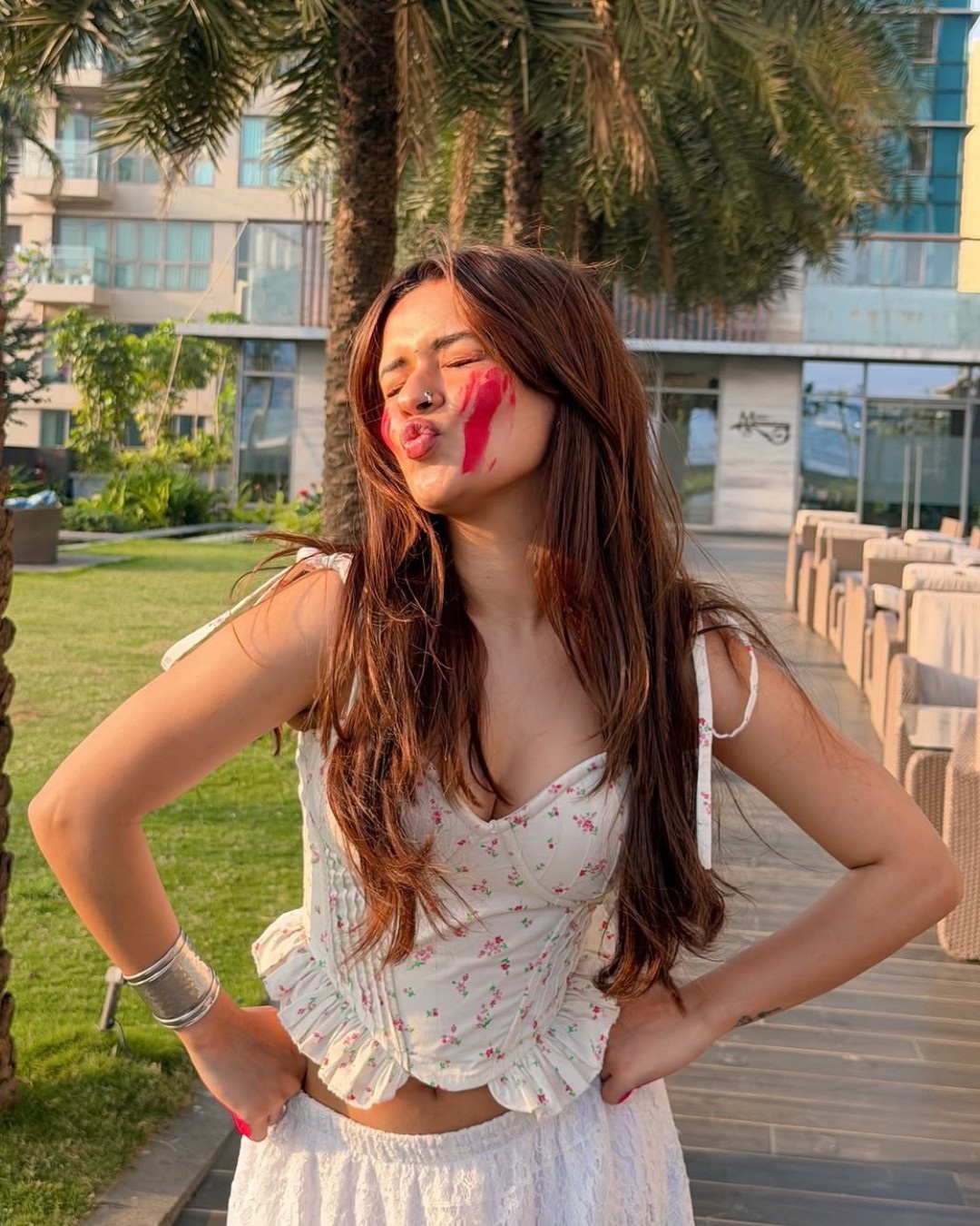 व्हाइट आउटफिट, कलरफुल अंदाज़