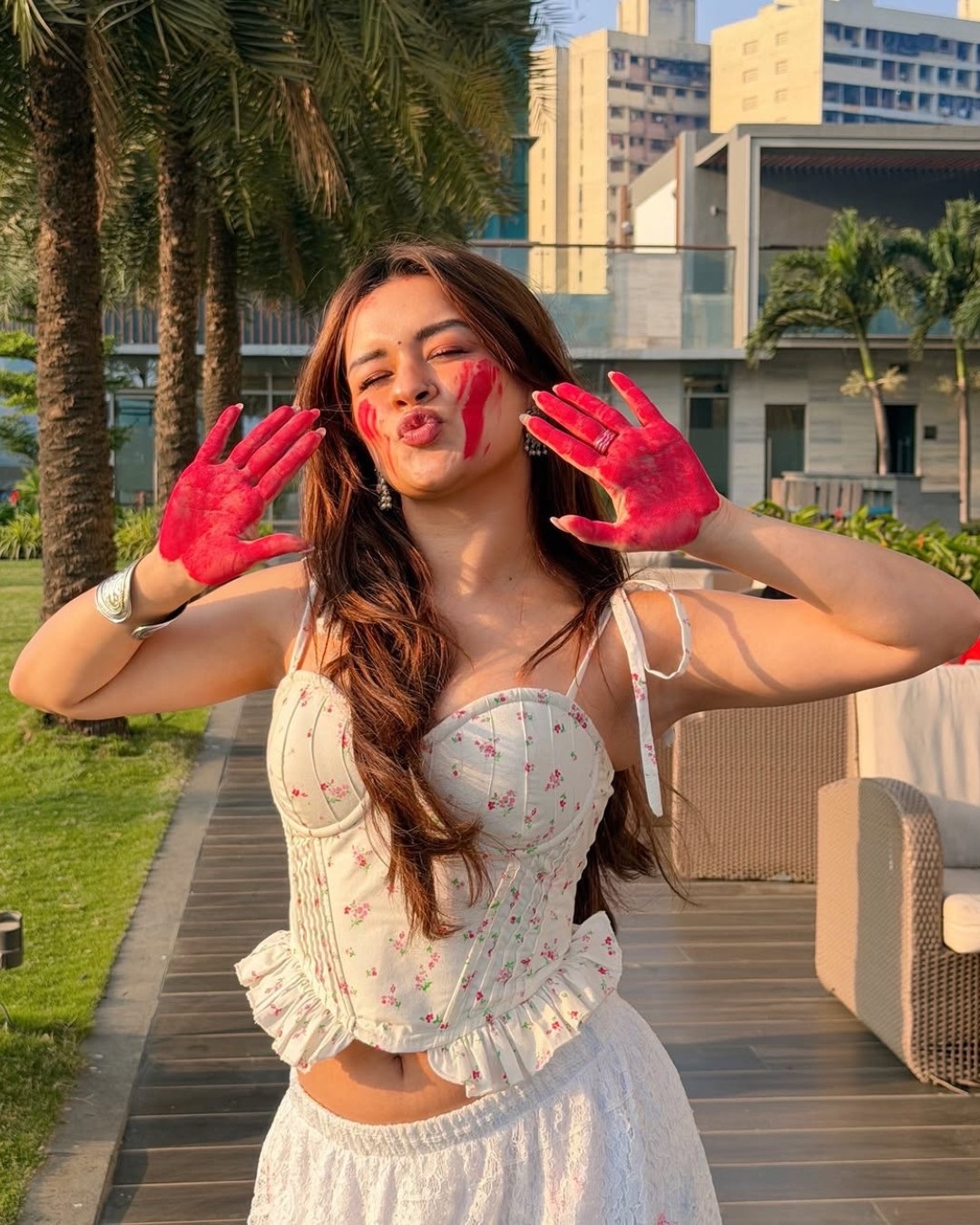 रंगों से सजी मुस्कान