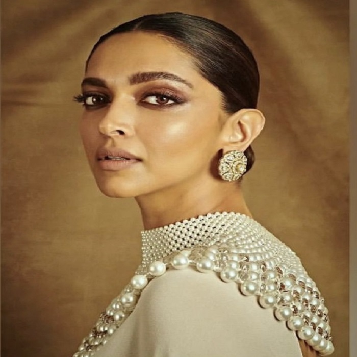 बटन साइज ईयररिंग्स निखारेंगे खूबसूरती