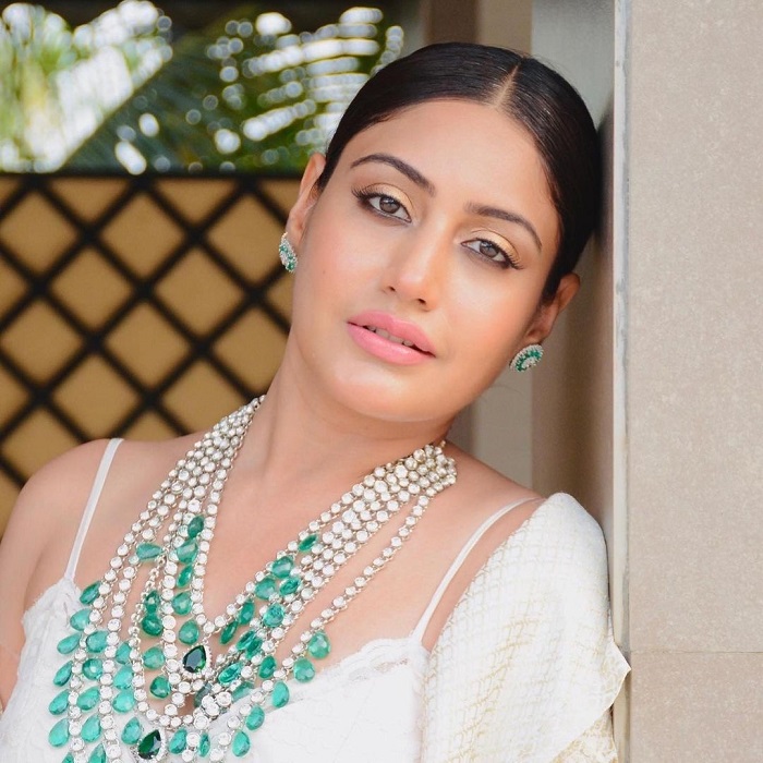 एमराल्ड ज्वेलरी से ट्राई करें कुछ हटके