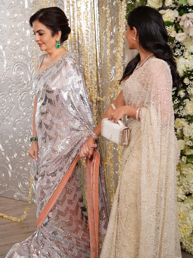 Manish Malhotra के घर पहुंचीं Nita और Radhika, साड़ी लुक में लगीं कमाल