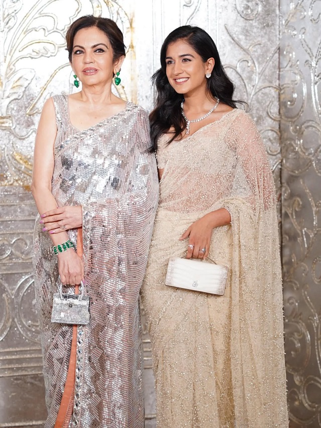 Nita-Radhika की जोड़ी ने लूटी महफिल, साड़ी में दिखा ग्लैमर का जलवा