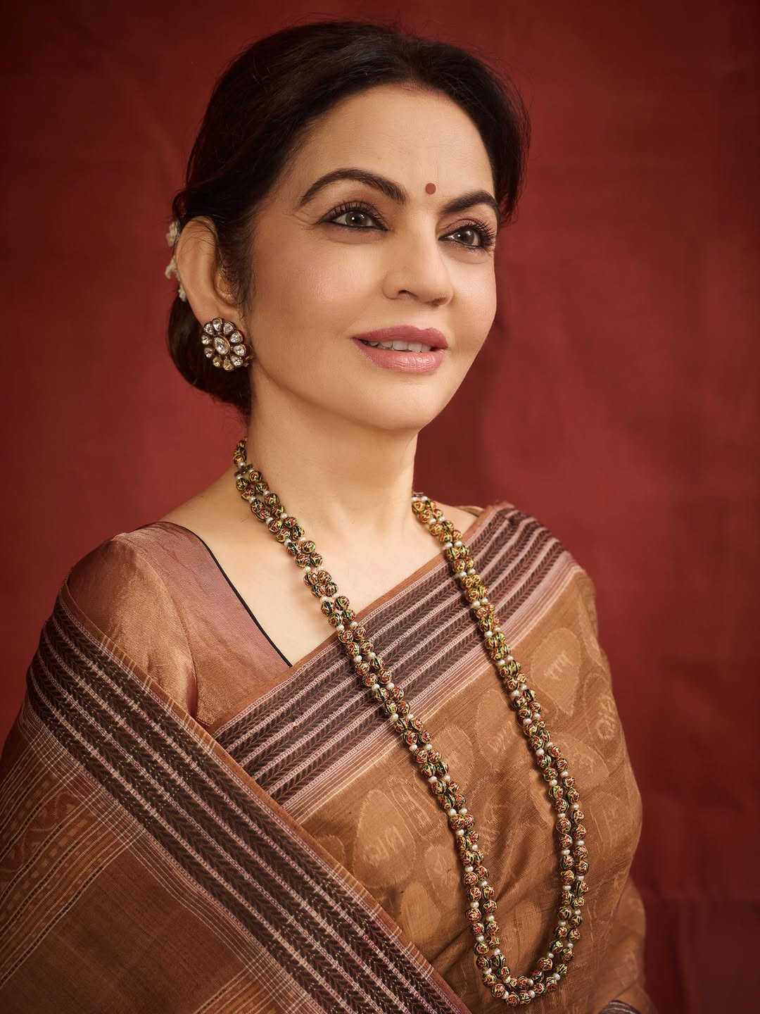 अपनी डॉक्टरेट की उपाधि प्राप्त करते समय, नीता अंबानी ने जो साड़ी पहनी थी उसे  श्री हरिशंकर मेहर ने पवित्र 'राम' मंत्रों के साथ हाथ से बुना था।