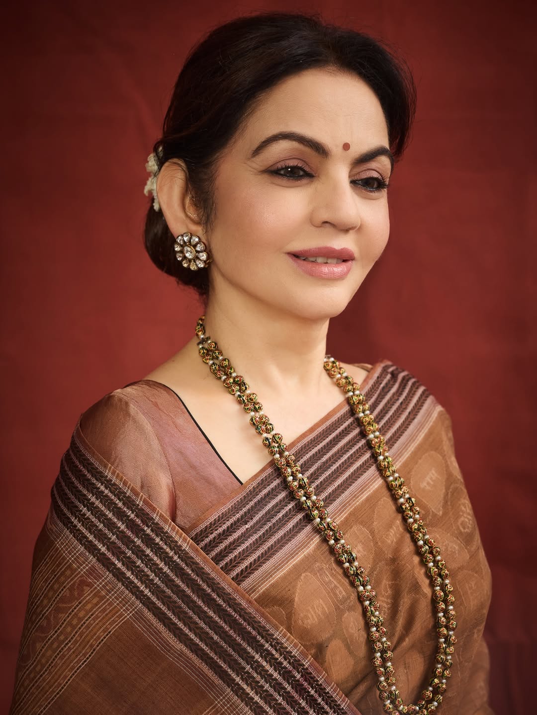 इस साड़ी पर राम शिला से प्रेरित एक मोज़ेक बना है, जिसमें कई भाषाओं में 'राम' लिखा हुआ है।