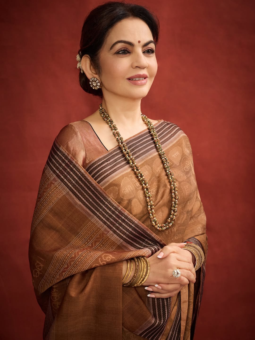 इस असाधारण साड़ी को तैयार होने में लगभग दो साल का समय लगा।