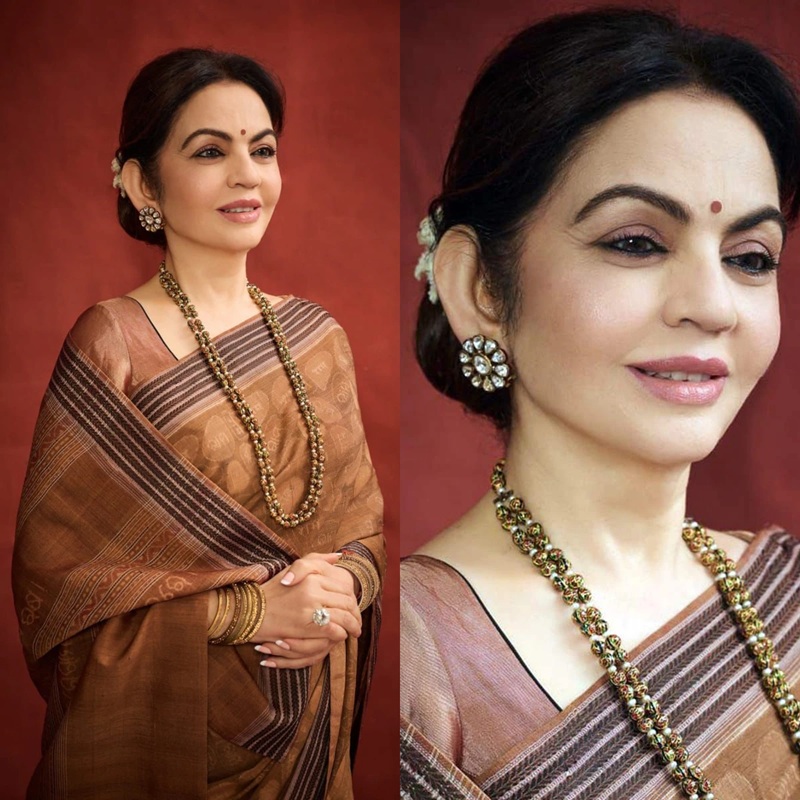 प्राकृतिक रंगों का उपयोग करके पारंपरिक 'बंधा' तकनीक से बुनी गई यह साड़ी, भक्ति और डिज़ाइन का एक सुंदर मेल प्रस्तुत करती है।