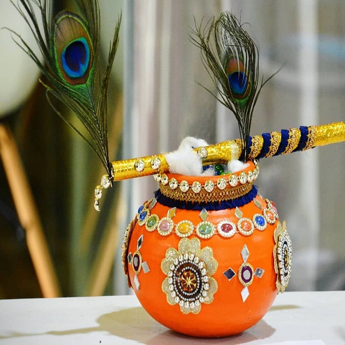 दही हांडी सजाकर आप पूजा रुम में रख सकते हैं।