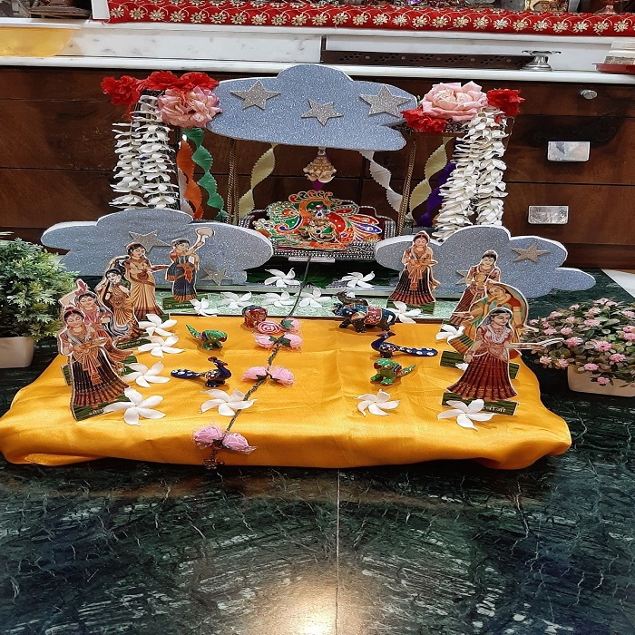 पूजा रुम में इस तरह की डेकोरेशन आप कर सकते हैं।