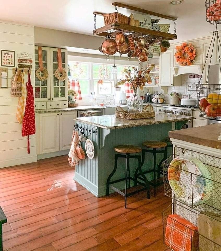 किचन में रग-बिरंगी लाइट्स की डेकोरेशन भी परफेक्ट रहेगी।