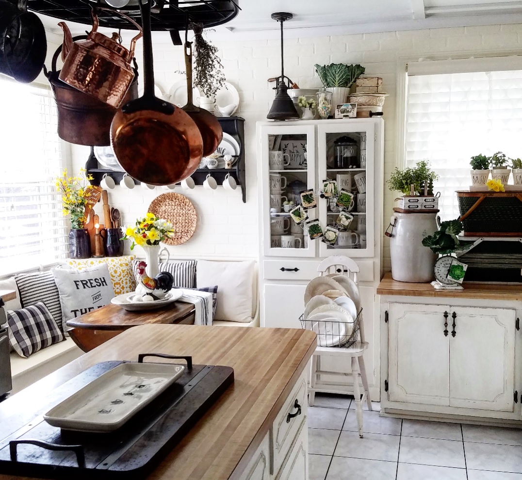 सोफा आप चाहे तो किचन में रख सकते हैं।