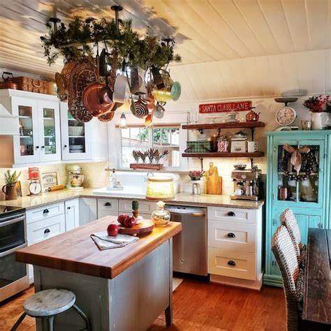 किचन में सिंपल डेकोरेशन भी आप कर सकते हैं।