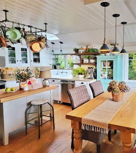 किचन के अंदर अगर स्पेस है तो आप डाइनिंग टेबल लगा सकते हैं।