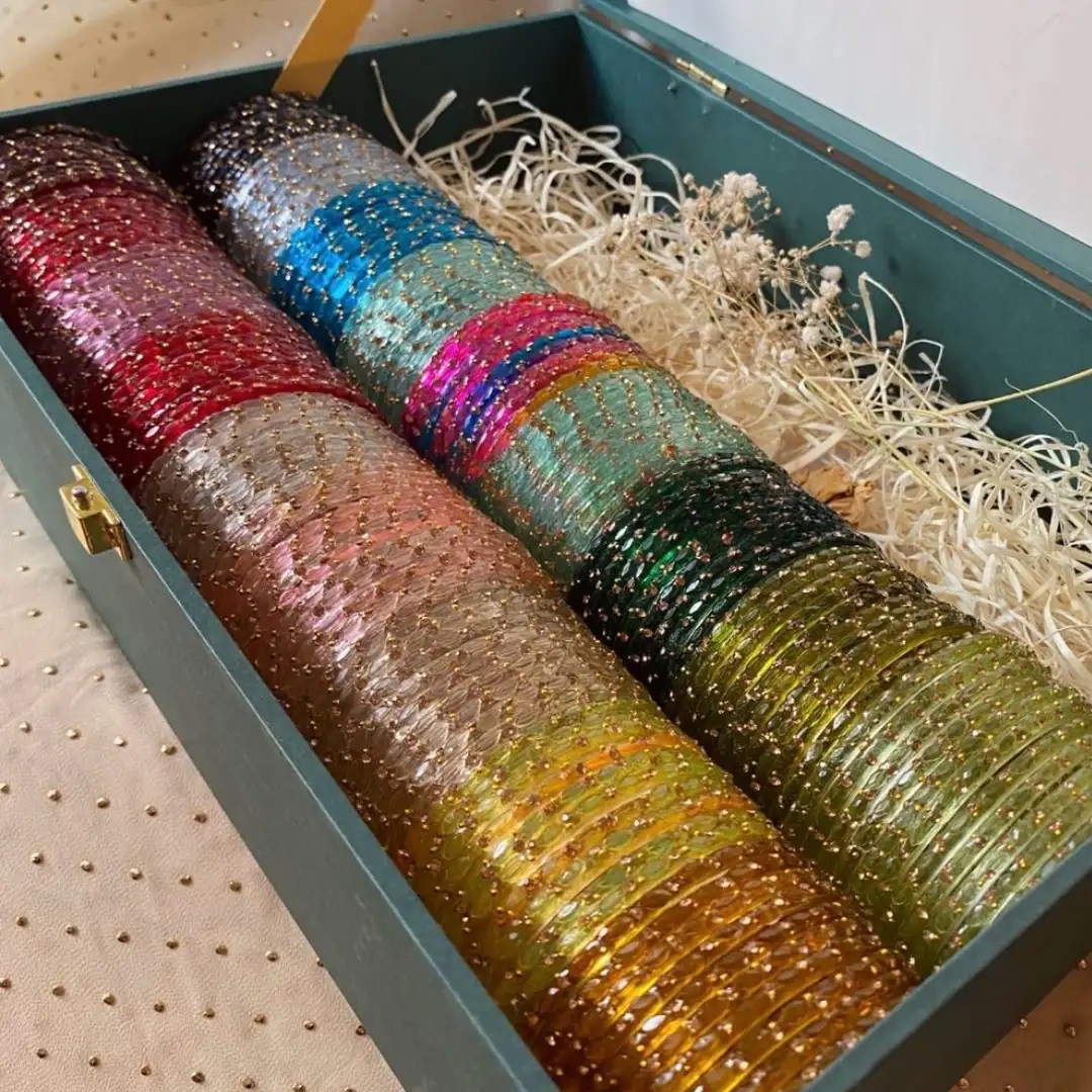 रंग-बिरंगी कांच की चूड़ियां पारंपरिक और त्योहारी लुक देती हैं। ट्रेडिशनल आउटफिट के साथ सुंदर दिखती हैं।