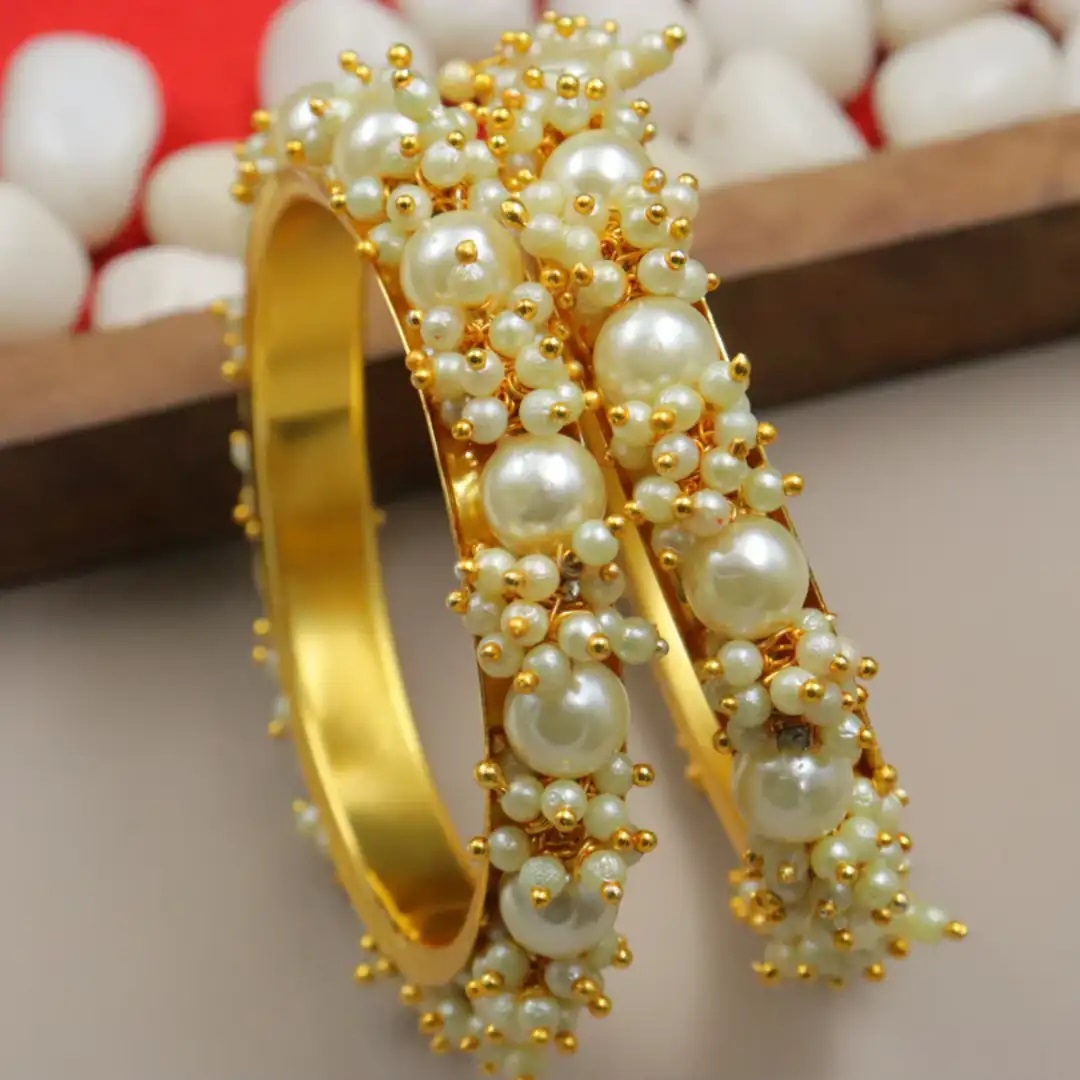 पर्ल की चूड़ियां
मोती और पर्ल की चूड़ियां सॉफ्ट और एलिगेंट लुक देती हैं।