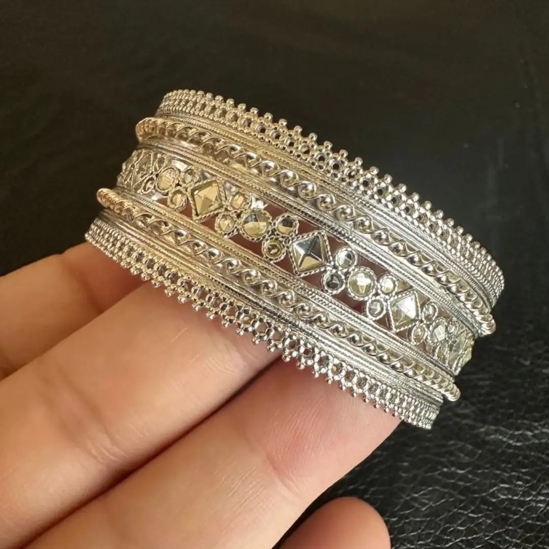 चांदी की चूड़ियां
चांदी के कंगन-चूड़ियां एक स्टाइलिश और सॉफिस्टिकेटेड विकल्प हैं।