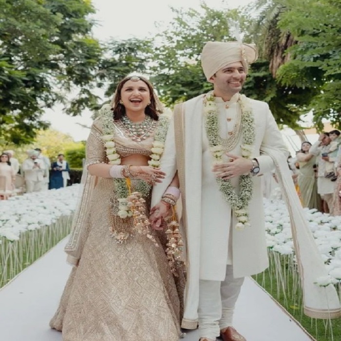 खुले बालों में दिखी थी परिणीति