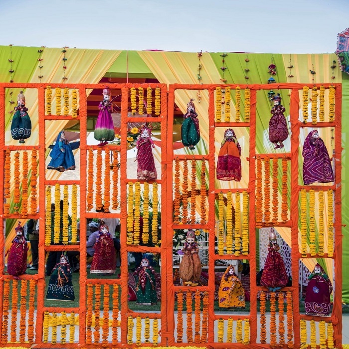 फूलों के बीच इस तरह गुडे-गुड्डी सजाकर आप डेकोरेशन कर सकते हैं।